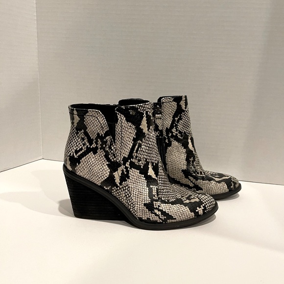 Women's Dr. Scholl's Morgan Wedge Bootie Black/White Snake Print Faux Leather. - Picture 7 of 9